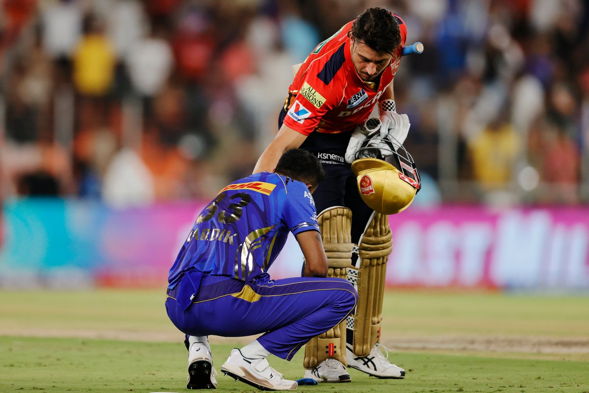 Marcus Stoinis consoling Hardik Pandya following MI's defeat in Qualifier 2