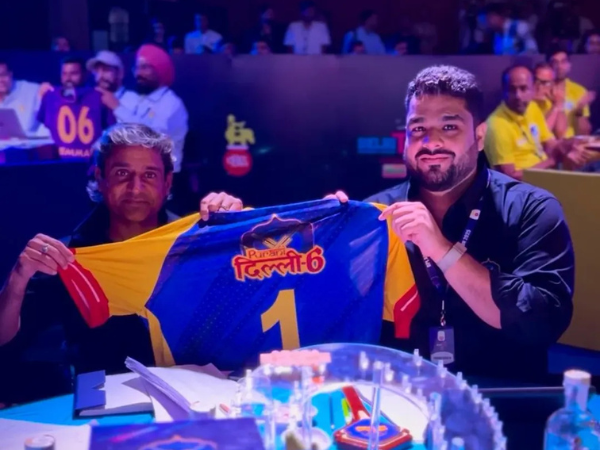 Vijay Dahiya holding Purani Dilli 6 jersey at Delhi Premier League 2025 auction (Photo: DPL)