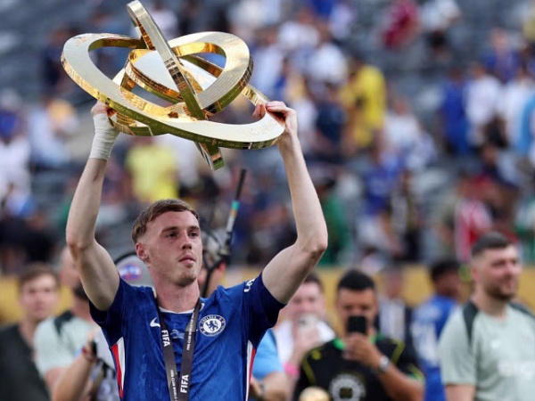 Chelsea goalkeeper Robert Sanchez hailed the midfielder Cole Palmer