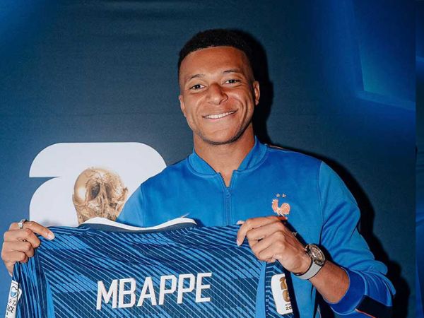 Kylian Mbappe receive a jersey marked with the number 58.