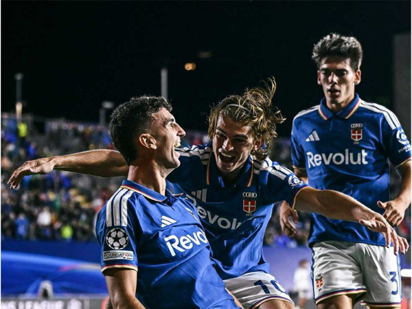 Como players celebrating