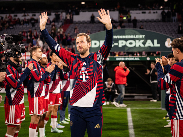 Harry Kane is receiving the guard of honour