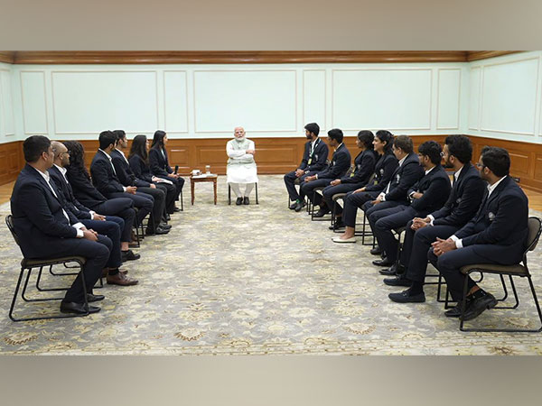 PM Modi in teracting with Chess Olympiad gold medalists.