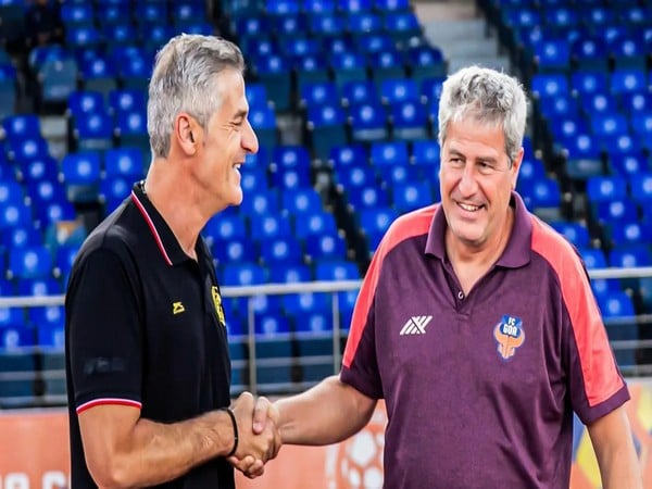 FC Goa head coach Manolo Marquez along with Punjab FC head coach Panagiotis Dilmperis (Photo: ISL)