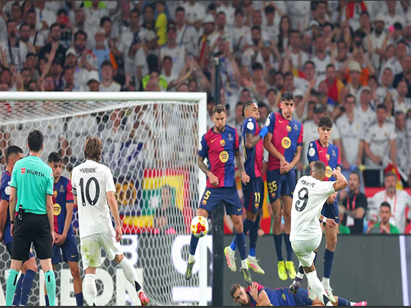 FC Barcelona and Real Madrid players in action (Olympics.com)