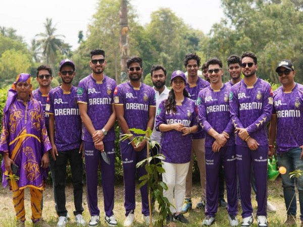 KKR players with  Juhi Chawla-Mehta (Photo: KKR)