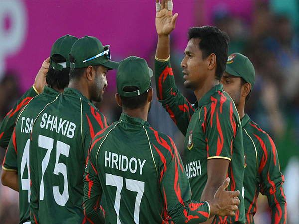 Mustafizur Rahman celebrating with his teammates (Photo: ICC)