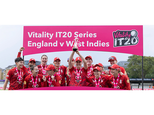 Victorious England team (Photo: ICC)