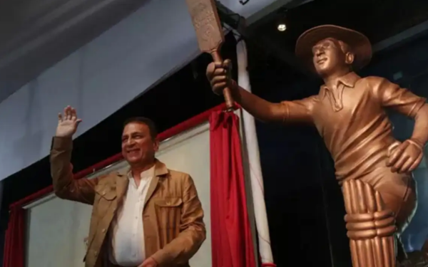 Sunil Gavaskar with his statue. (Photo- MCA)