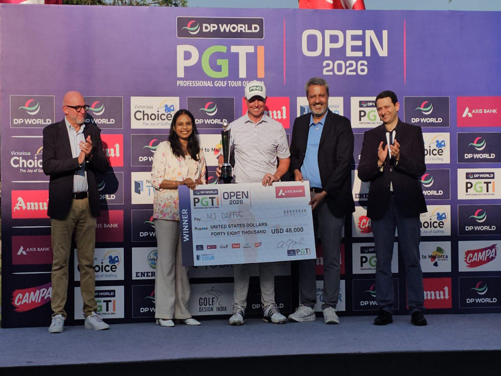 MF Daffue receiving the trophy and cash prize. (Photo: PGTI)