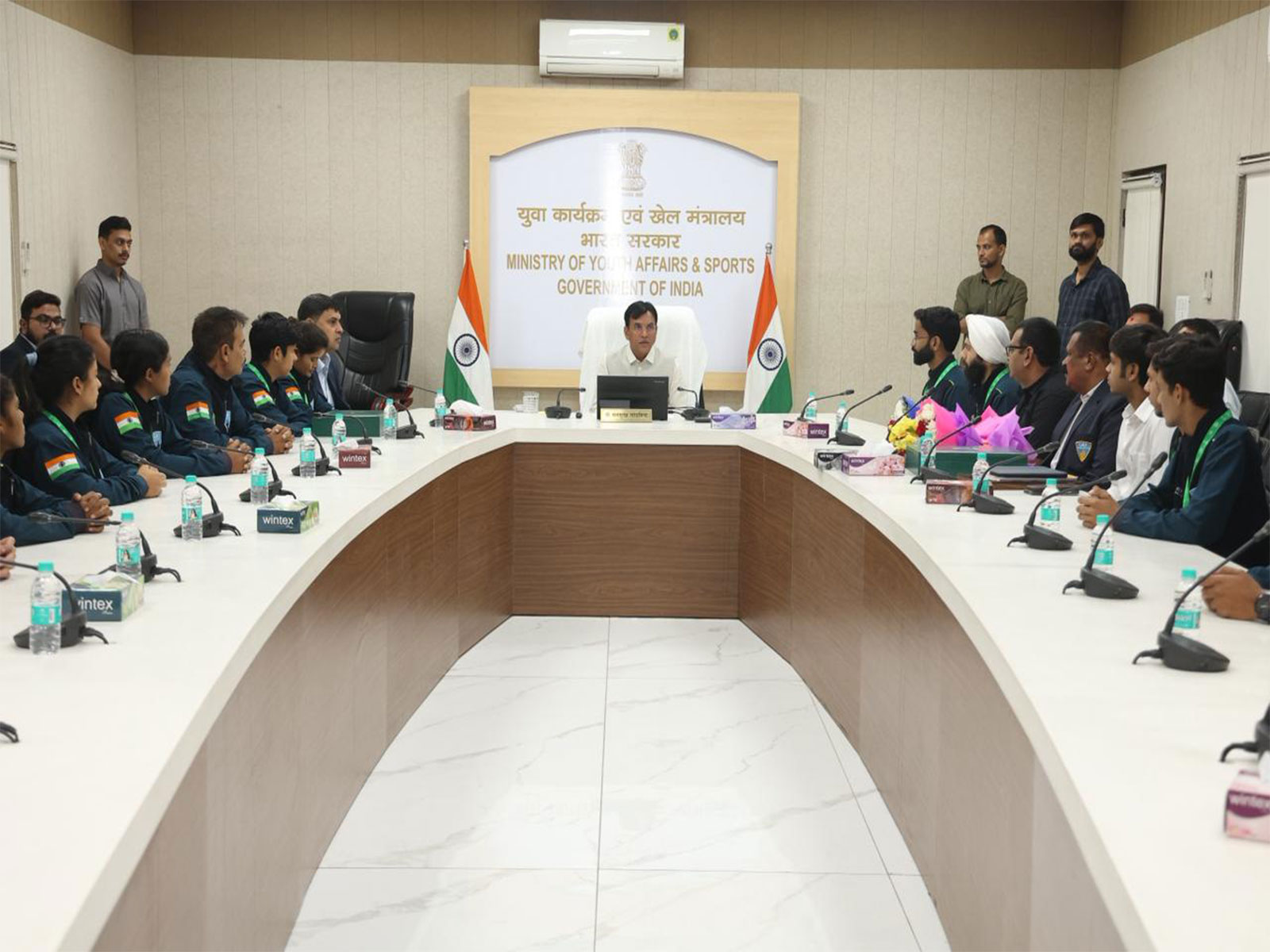 Sports Minister Mansukh Mandaviya with Lacrosse teams. (Photo/Sports Ministry)