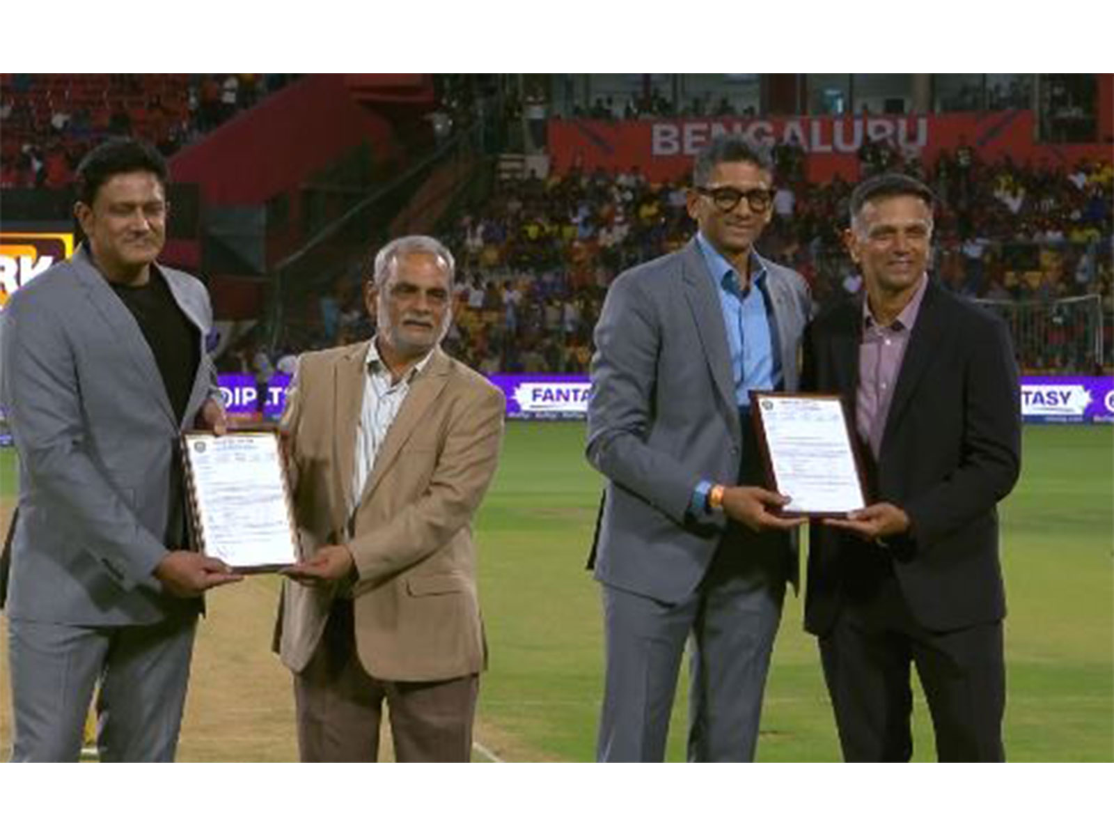 Anil and Rahul getting honoured at Bengaluru. (Photo: @IPL X)