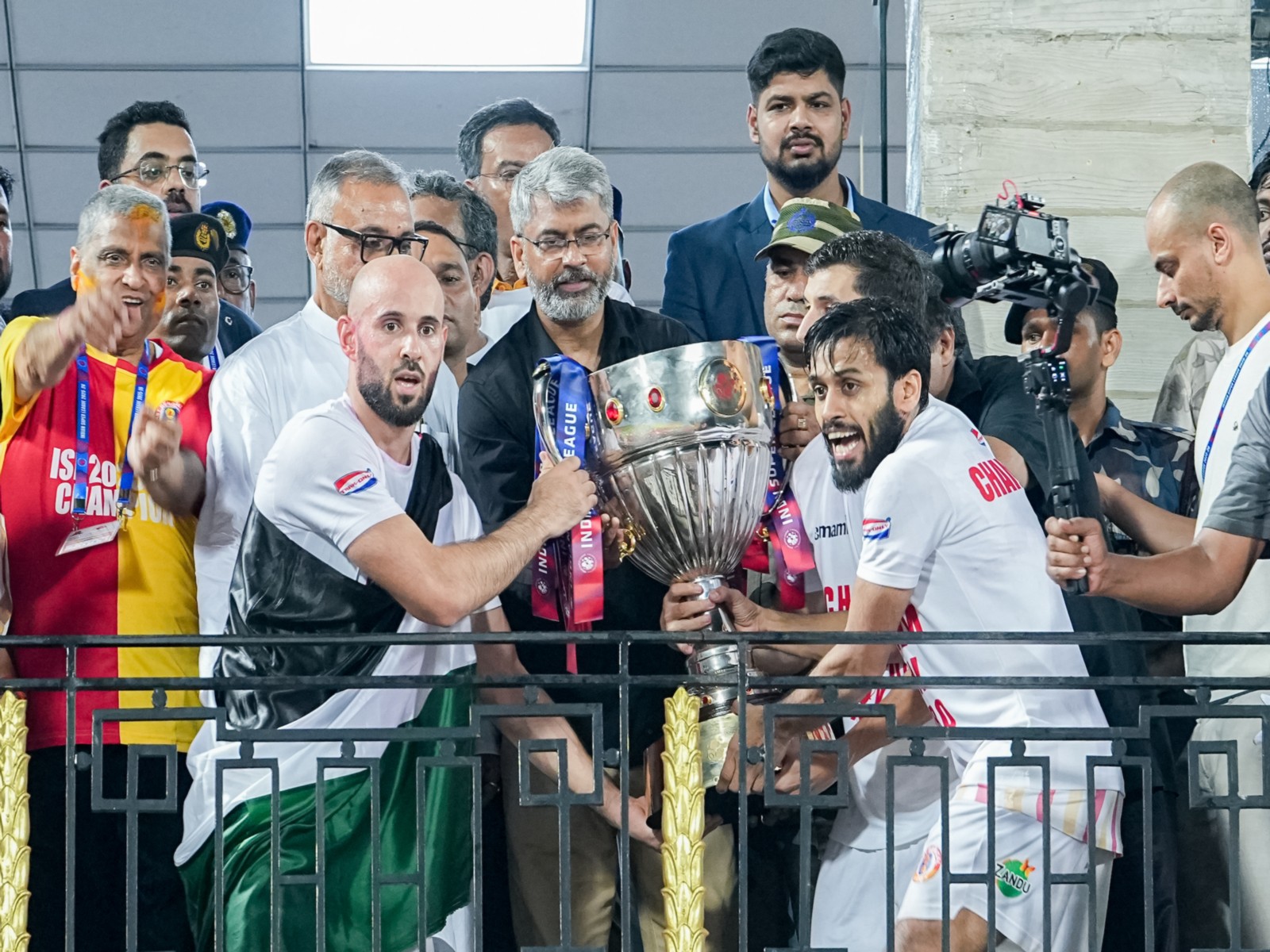 East Bengal players with the ISL title. (Photo: ISL)
