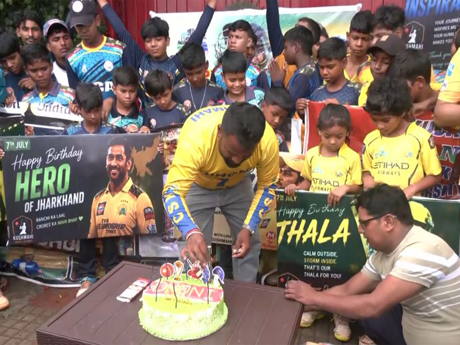 Fans celebrate MS Dhoni's birthday outside Ranchi residence (Photo: ANI)